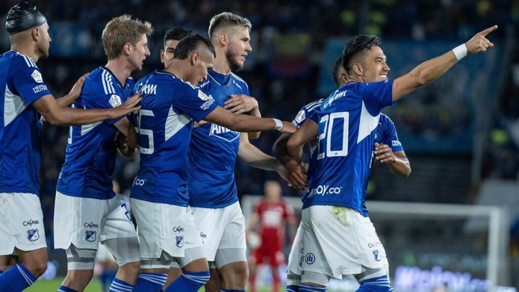 Los jugadores de Millonarios celebran un gol. - Vizzor Image.