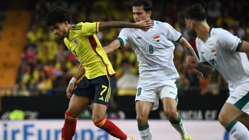 Luis Díaz jugando con la pelota.