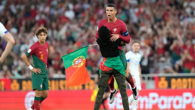 ¡SIUUU! Espontáneo se roba el show en el Portugal vs Bosnia: Abraza, carga y festeja con Cristiano Ronaldo