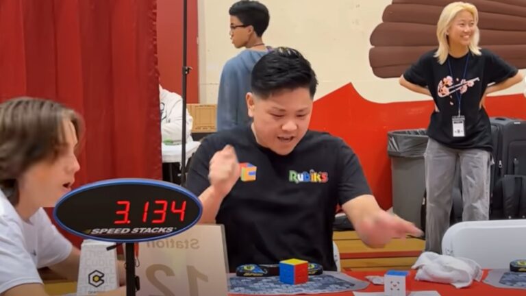 ¡Nuevo récord del mundo! Joven resuelve cubo de Rubik en 3.13 segundos y desata eufórico festejo