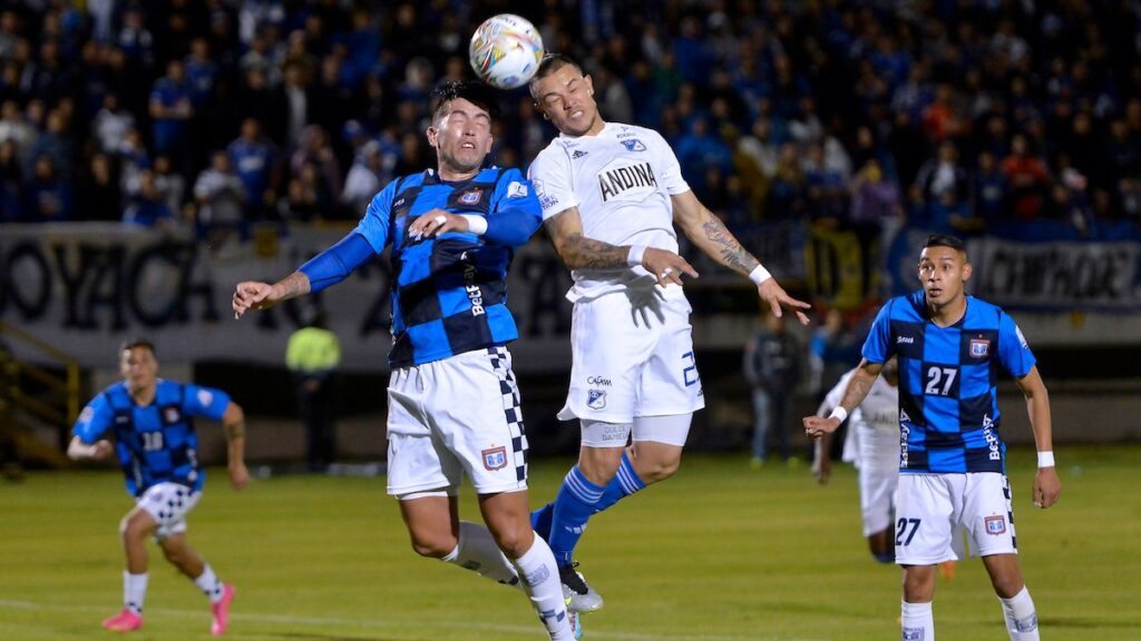 Henry Plazas y Leonardo Castro disputan una pelota. - Vizzor Image.