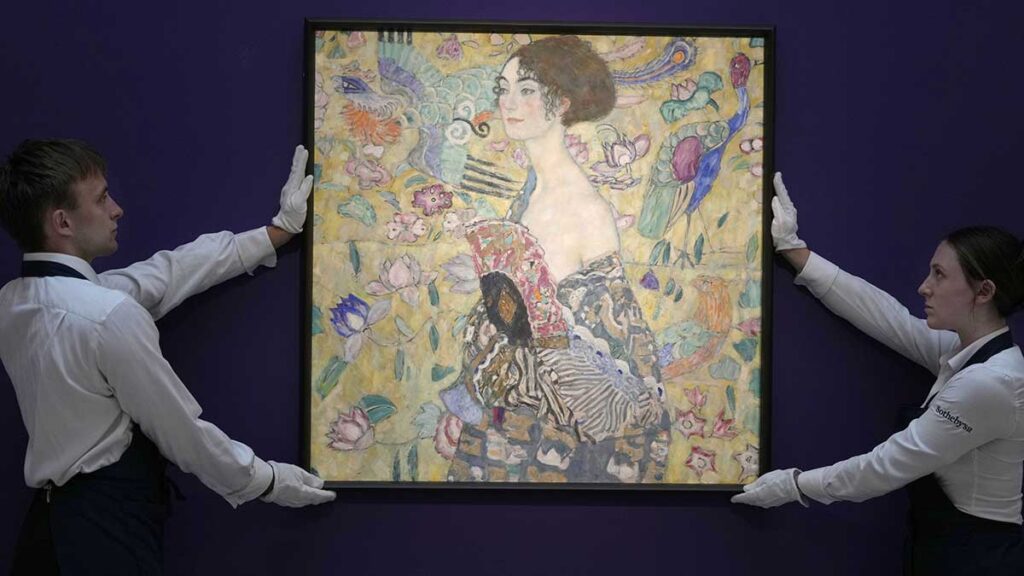 La pintura "Dame mit Faecher" ("Dama con abanico") de Gustav Klimt se exhibe en la casa de subastas Sotheby's. AP