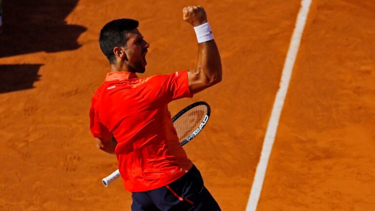 Novak Djokovic no se intimida con los abucheo en Roland Garros y avanza a la cuarta ronda