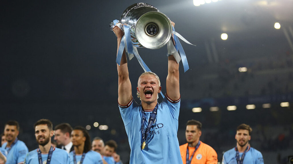 Erling Haaland celebra con el trofeo de la Champions League. Reuters