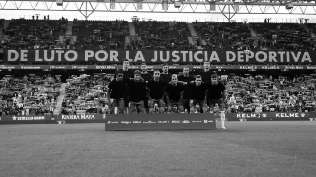 El Espanyol de Barcelona protestó al dejar de jugar durante el primer minuto del partido ante el Almería.