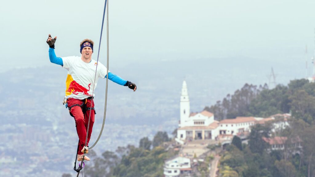 El atleta estonio Jaan Roose cruza de Monserrate a Guadalupe por la cuerda floja