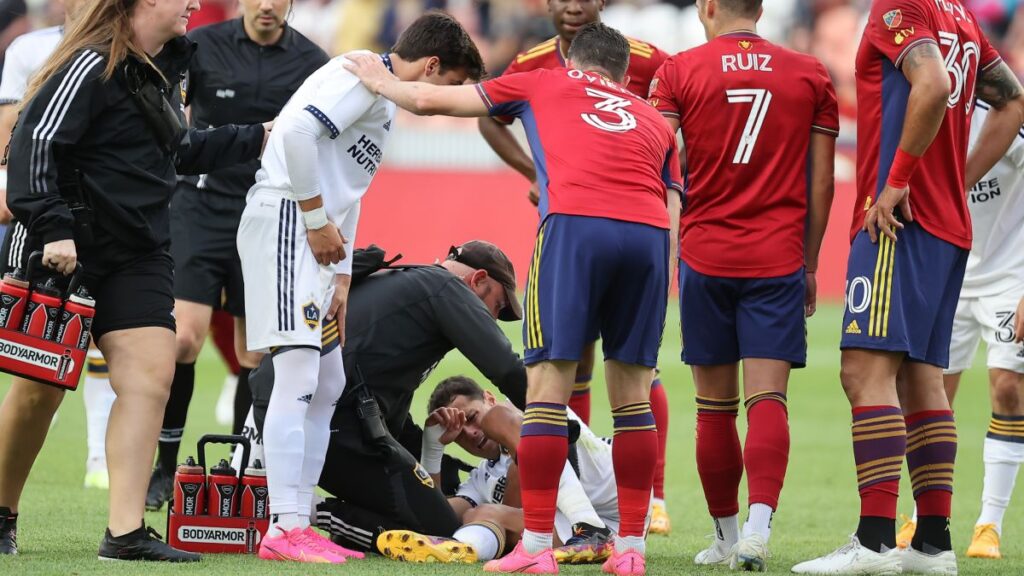 Ex equipos de Javier Hernández le envían mensajes de ánimo tras confirmarse grave lesión
