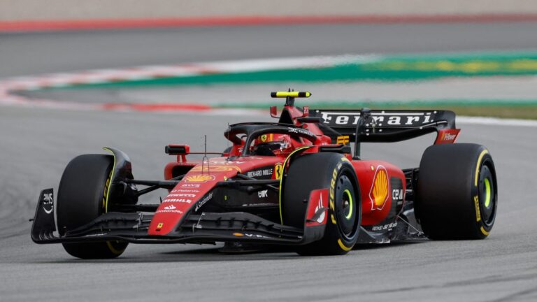 Carlos Sainz, preocupado con su equipo por la velocidad de Checo Pérez: “Encuentren la manera de vencerlo”