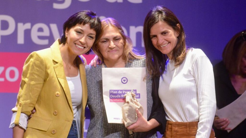 Mayra Mendoza y Fernanda Raverta entregaron jubilaciones a vecinas y vecinos de Quilmes