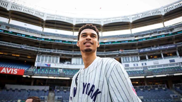 Victor Wembanyama lanza la primera bola en el juego de los Yankees y ¡deja con la boca abierta a Aaron Boone!