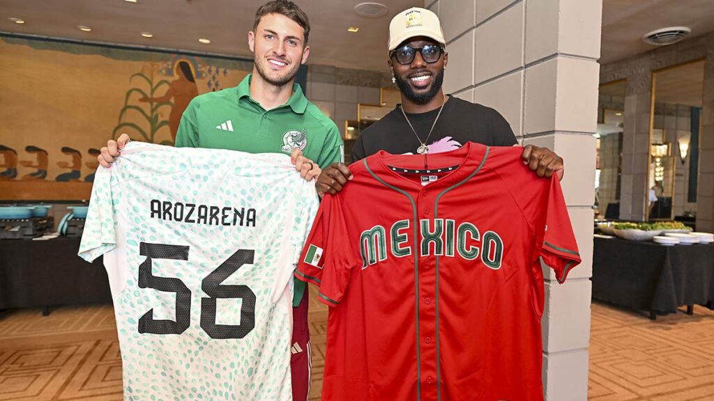 Randy Arozarena recibió la camiseta de la selección mexicana