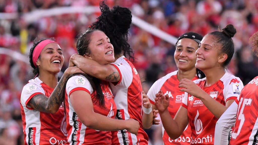 Jugadoras de Santa Fe celebran el gol de Reyes | Vizzor Image