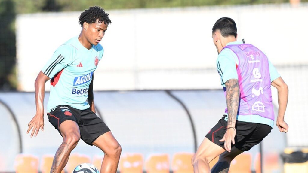 Wílmar Barrios y Daniel Muñoz, durante el entrenamiento. - @FCFSeleccionCol.