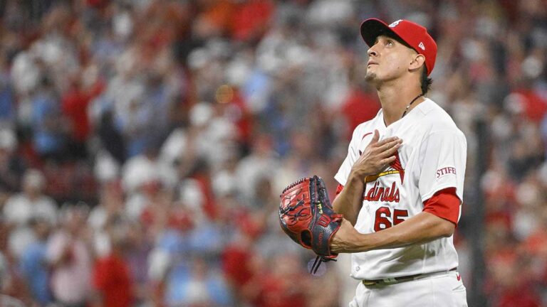 Giovanny Gallegos consigue su octavo hold, en el triunfo de Cardenales sobre Cubs en Londres