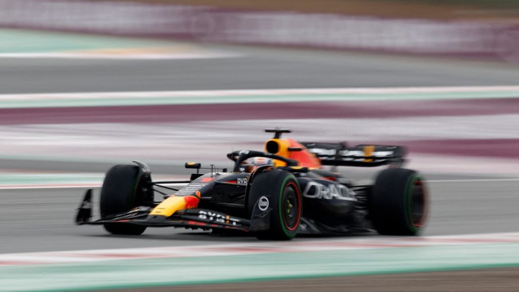 Max Vertappen conduce su auto en el circuito del GP de España en Barcelona | REUTERS