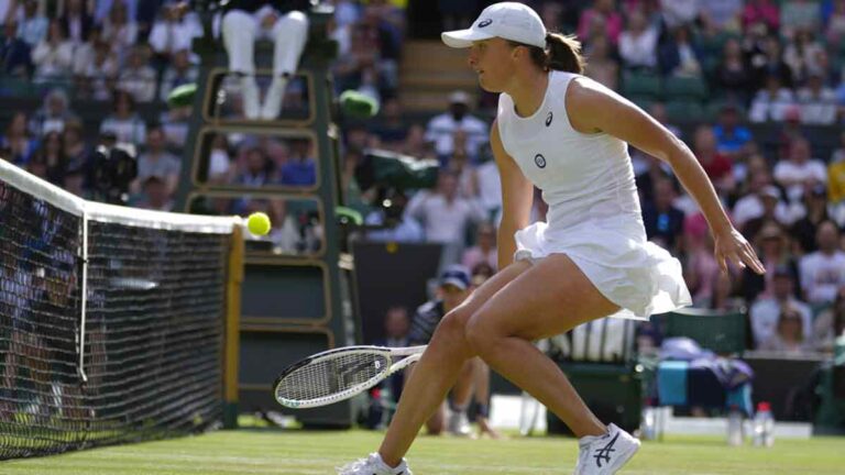 Iga Swiatek, la mejor tenista del mundo, tricampeona en Roland Garros… pero no ha pasado de cuarta ronda en Wimbledon