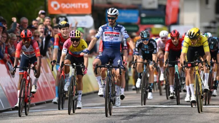 Alaphilippe se impone en la etapa 2 del Dauphiné y los tres colombianos llegan con los favoritos