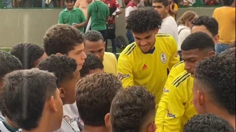 Donde todo comenzó: Luis Díaz inaugura la cancha que lo vio nacer en el fútbol