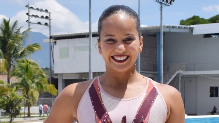 Mónica Arango gana el oro en Natación Artística