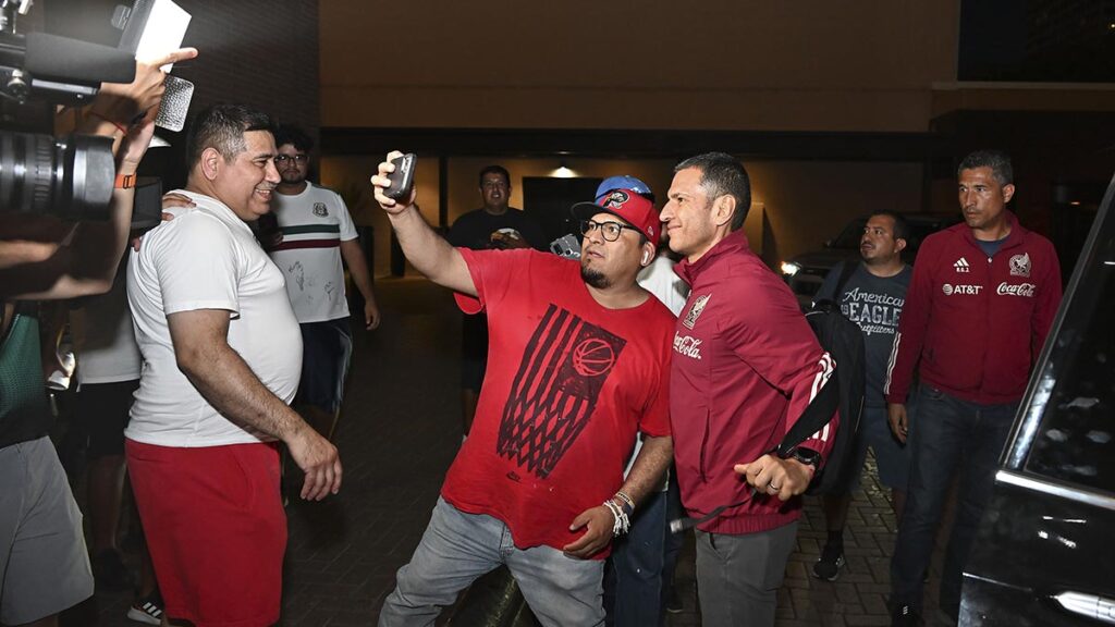 Aficionados se tomaron fotos con Jaime Lozano en su arribo a Houston | Imago7