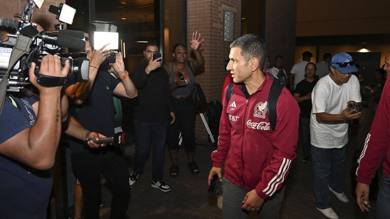 Jaime Lozano llega a Houston para reportarse con la selección mexicana