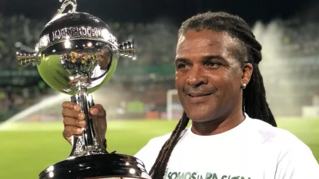 Jhon Jairo Tréllez, con la Copa Libertadores. - @JJTrellezv.