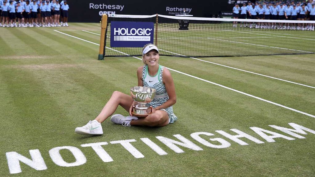 Katie Boulter posa con el trofeo de campeona tras derrotar a Jodie Burrage en la final del Abierto de Nottingham. AP