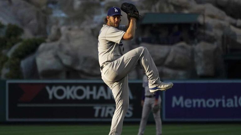 Kershaw gana un duelazo de pitcheo a los Angels