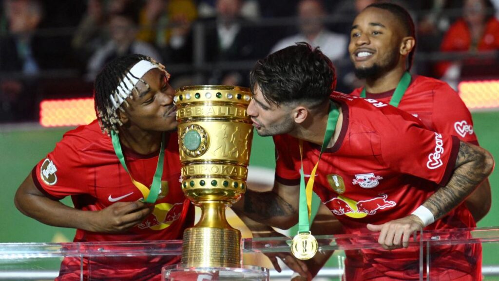 Con goles de Nkunku y Szoboszlai, el Leipzig es bicampeón de Copa | Reuters