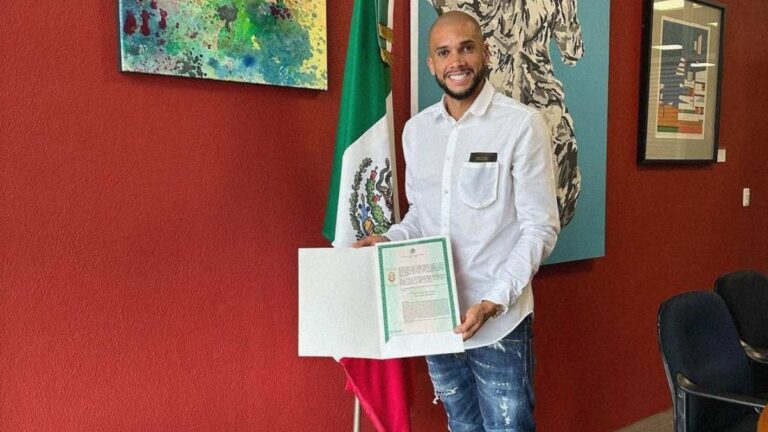 Matheus Dória ya es mexicano y presume su carta de naturalización