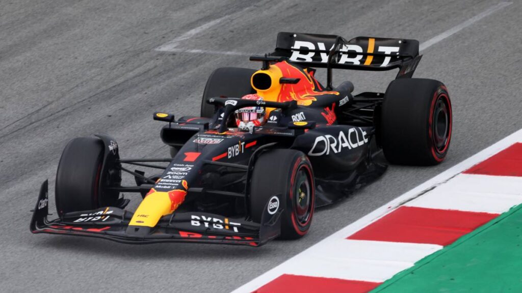 Max Verstappen conquistó de principio a fin el Gran Premio de España; Checo Pérez culmina en el cuarto lugar.