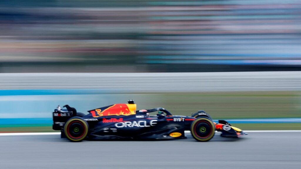 Max Verstappen vuela en el Gran Premio de España; Checo Pérez termina en el cuarto puesto detrás de Alonso y Hulkenberg.