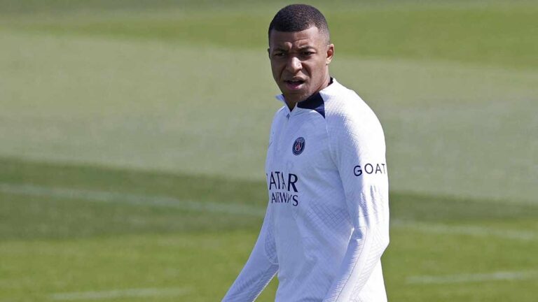 Mbappé: “Seguir en el PSG es mi única opción en este momento”