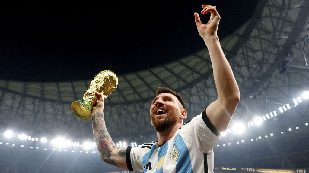 Messi con el trofeo de la Copa del Mundo, tras ganarlo en Qatar 2022. Reuters