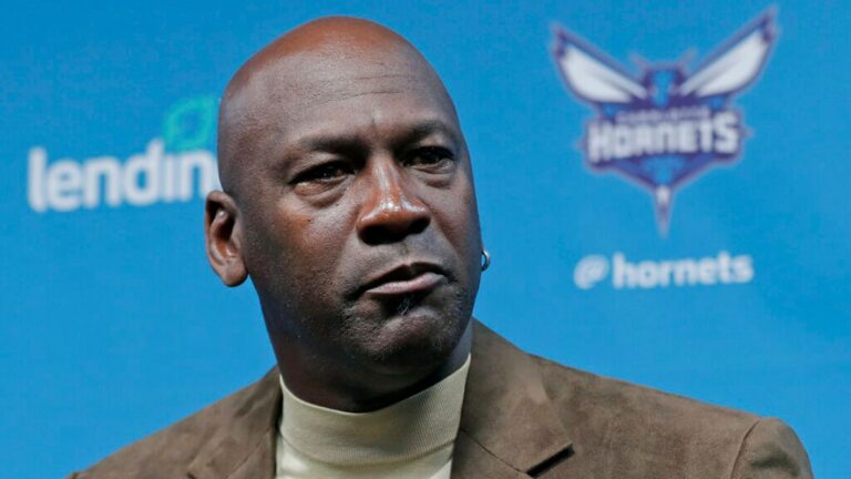 Michael Jordan oficializa la venta de los Charlotte Hornets por 3 mil millones de dólares
