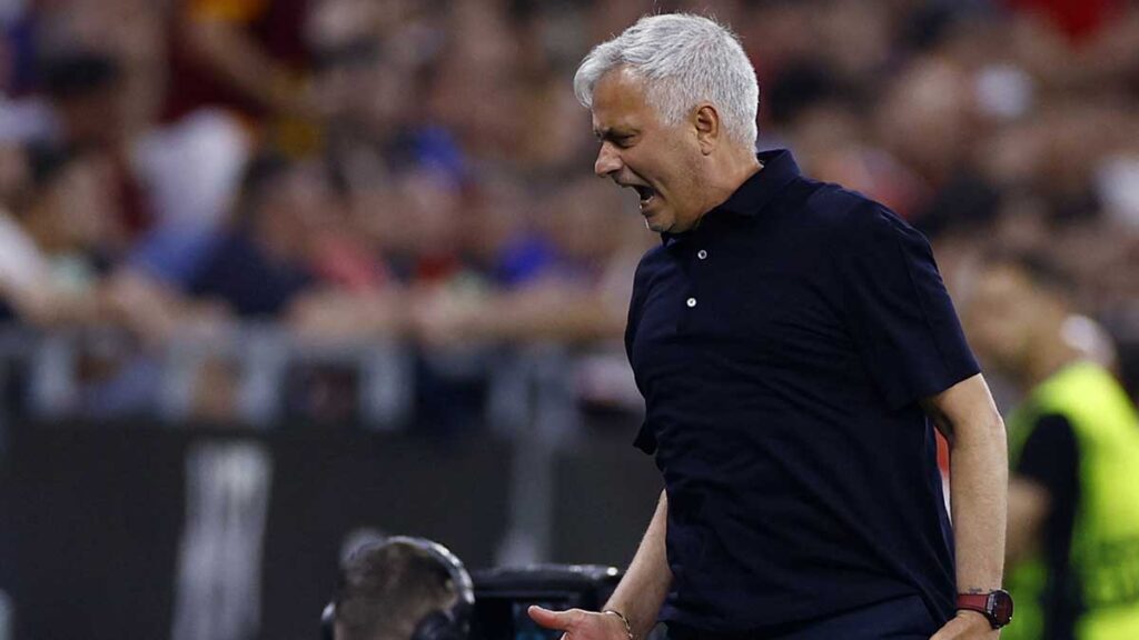 José Mourinho recriminó el trabajo del árbitro inglés Anthony Taylor. Reuters