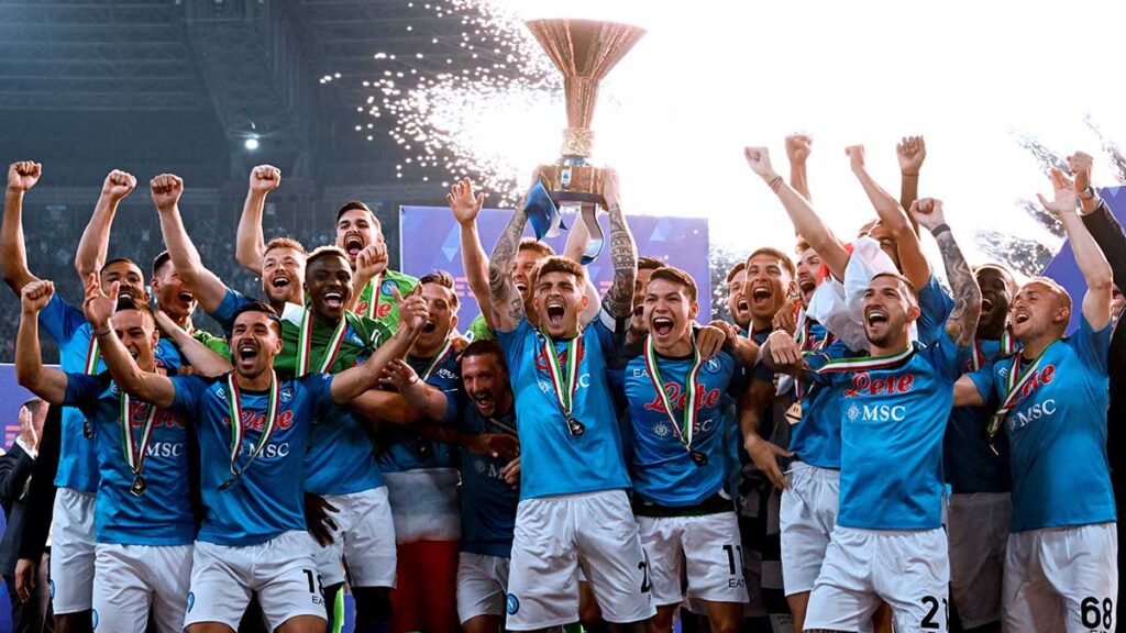 El Napoli recibió la copa que lo acredita como campeón de la Serie A. Reuters