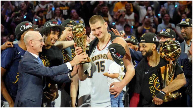 El humilde gesto de Jokic tras coronarse en la NBA: Abrazos y palabras a cada uno de sus rivales