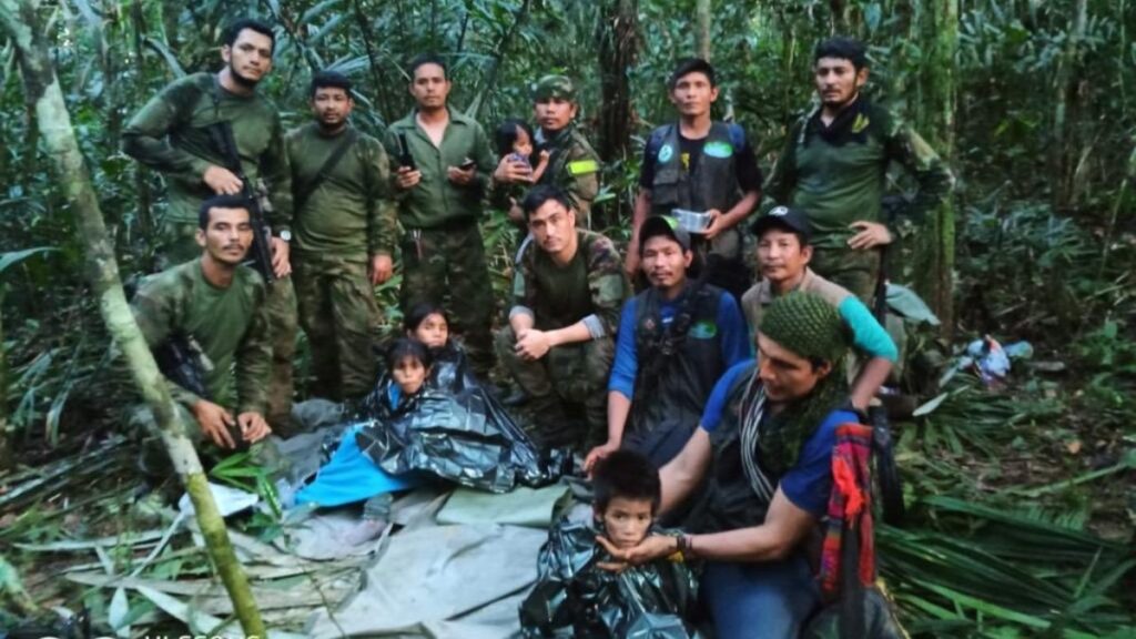 Militares e indígenas junto a los cuatro niños encontrados en la selva