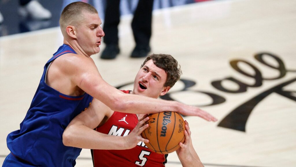 Jokic y Jovic disputan la pelota. - Reuters.