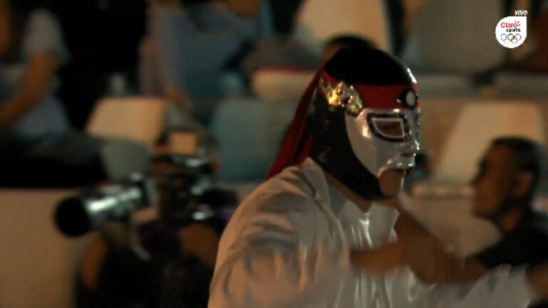 Los atletas mexicanos ponen la fiesta en San Salvador 2023… ¡Con las máscaras de Octagón y Rey Mysterio!