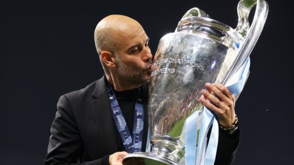 Pep Guardiola, con el trofeo de la Champions. - @ManCityES.