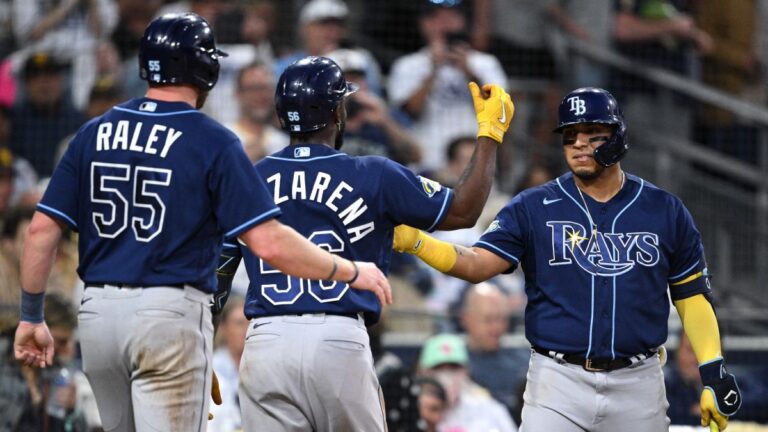 Los Rays vencen a Padres con jonrones de Paredes y Arozarena