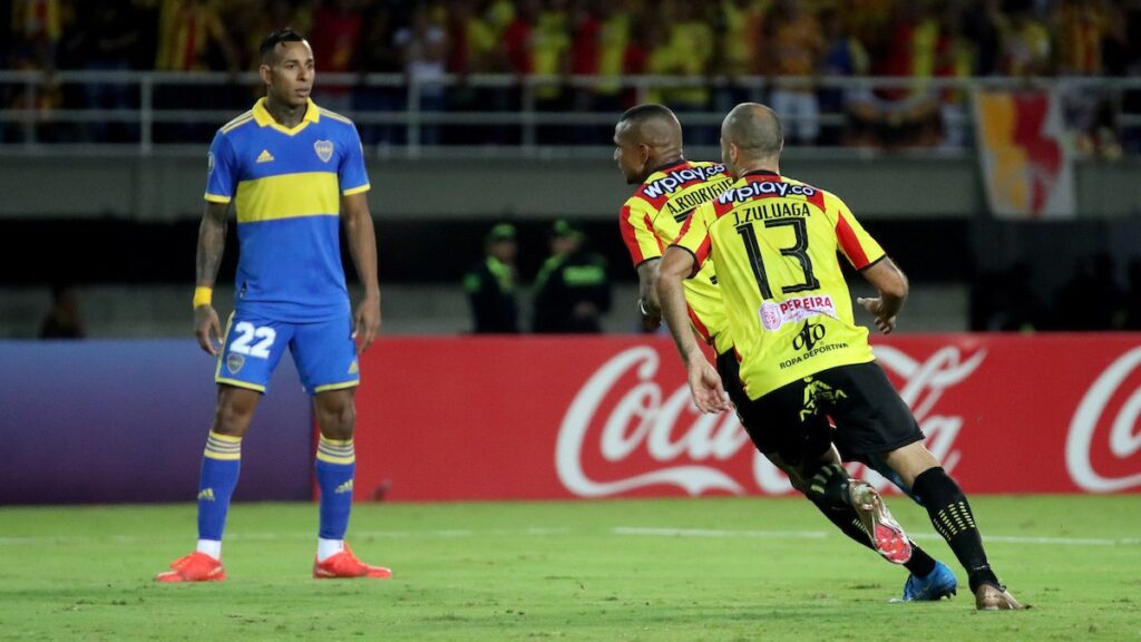 Jugadores de Pereira celebran un gol contra Boca Juniors. - Vizzor Image.