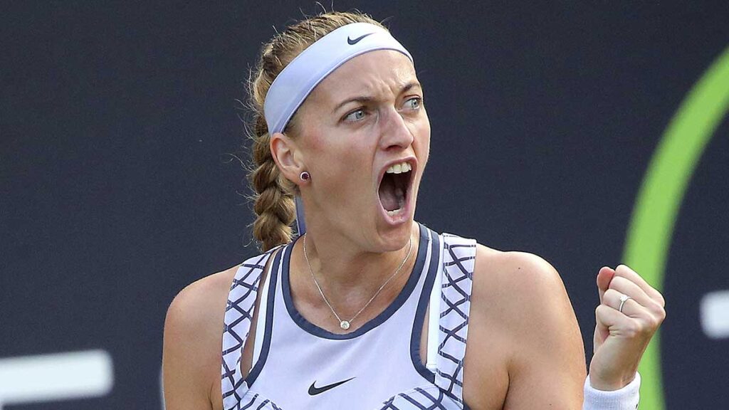 Petra Kvitova reacciona durante su juego de semifinales en contra de la rusa Ekaterina Alexandrova. AP