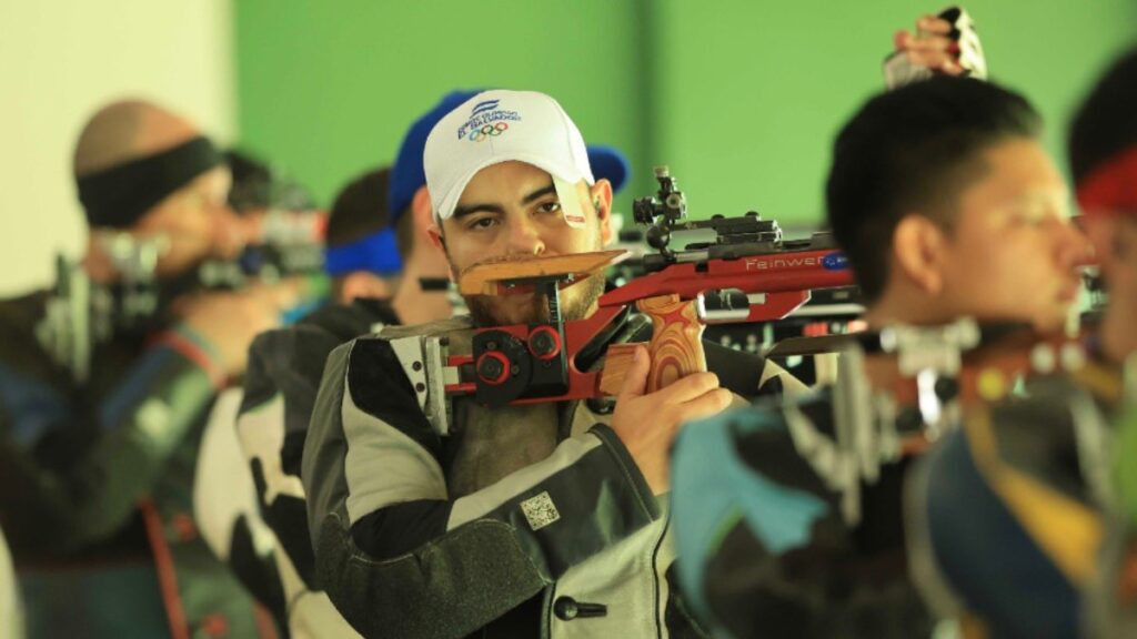 Israel Gutiérrez hizo ondear la bandera del El Salvador al ganar la prueba de rifle 50m tres posiciones de la presente justa regional.