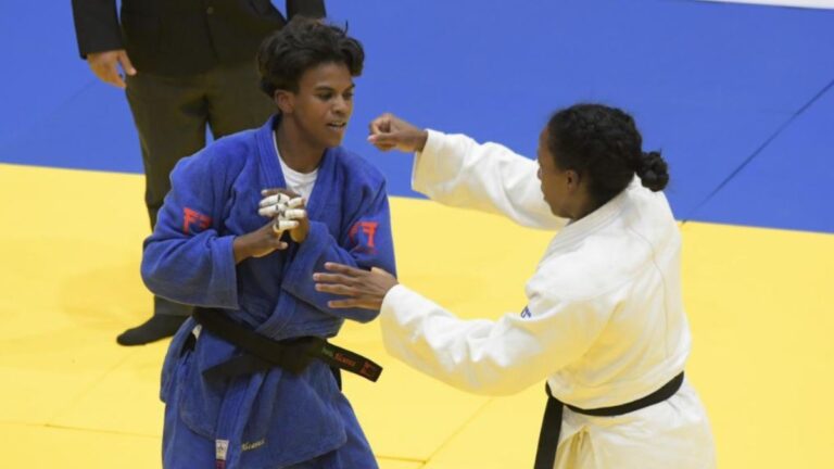 Prisca Awiti se cuelga la medalla de oro en judo