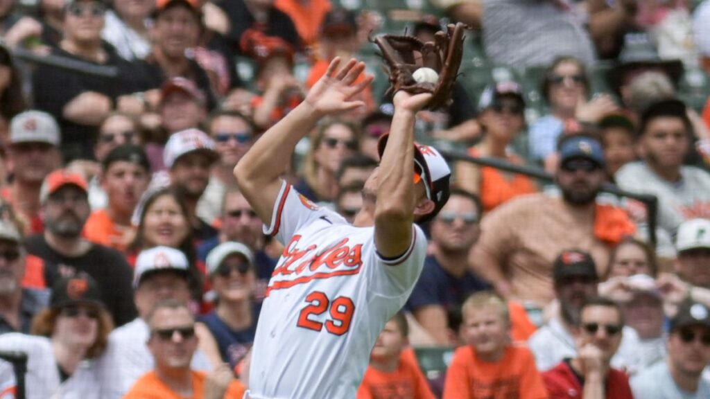 El mexicano Ramón Urías pega cuatro hits y los Orioles le pegan una paliza a los Royals para sacar la escoba