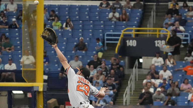 Ramón Urías realiza jugadón a la defensiva, en triunfo de Orioles sobre Reds