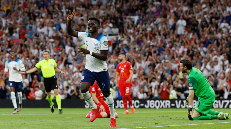 Bukayo Saka e Inglaterra se comen a Macedonia del Norte